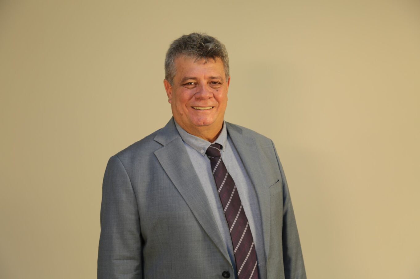 Foto do reitor eleito da Ufes, Eustáquio de Castro, sorrindo.