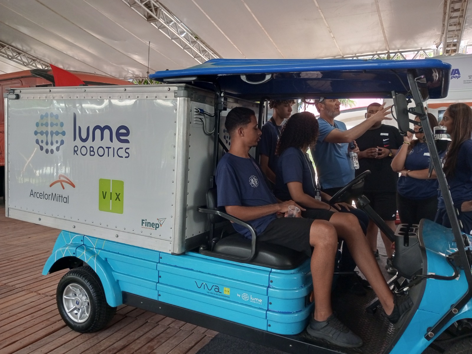 Estudantes dentro do carro autônomo