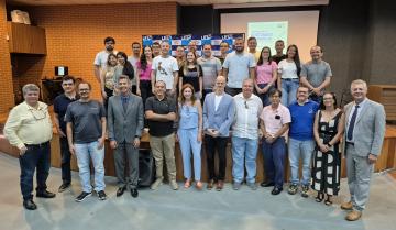 Foto exibe diversas pessoas em pé no Auditório Central do campus de São Mateus