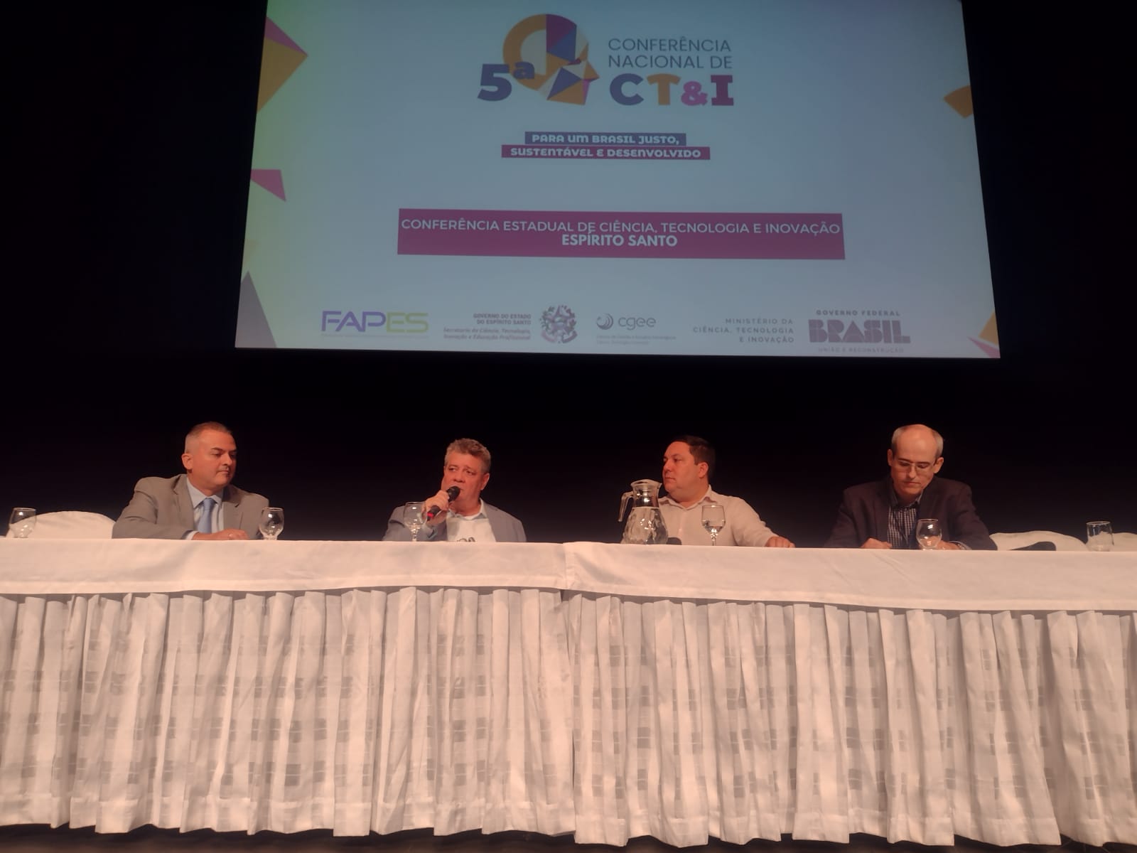 Mesa de debate Diretrizes para um programa de CT & I para o estado do Espírito Santo Mesa de debate com quatro participantes, entre eles o reitor da Ufes e o secretário de Ciência, Tecnologia e Inovação do governo do Estado