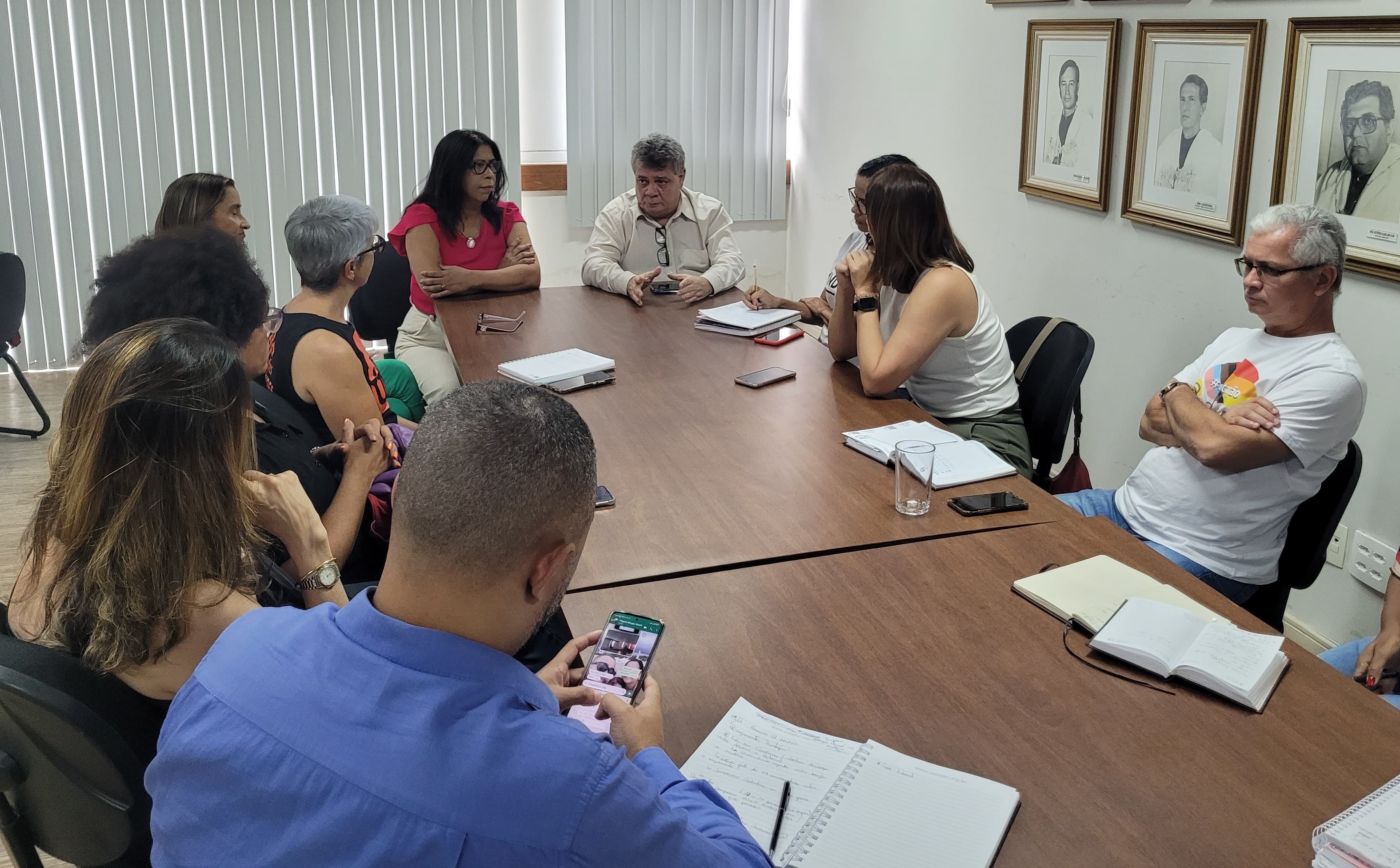 Foto da sala de reuniões onde aparecem o reitor, a vice-reitora e membros da diretoria da Adufes