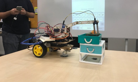Foto de um experimento com um protótipo de veículo sendo controlado por uma pessoa por controle remoto