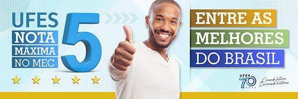 Banner com a frase "Ufes Nota Máxima no Mec" e um número cinco azul à direita. Embaixo cinco estrelas. Ao lado direito, um homem faz sinal de positivo com sua mão direita e ao lado direito dele aparece a frase: "Entre as melhores do Brasil". Por fim, abaixo dessa frase, aparece o selo comemorativo "Ufes 70 anos" seguido de seu slogan: "Criando Futuros. Escrevendo Histórias"