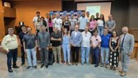 Foto exibe diversas pessoas em pé no Auditório Central do campus de São Mateus