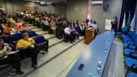 Foto das pessoas presentes no seminário, sentadas nas cadeiras do auditório