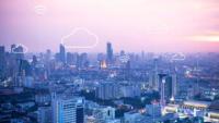 Foto aérea de uma cidade, em tons de azul e rosa