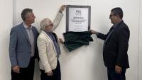 O vice-reitor Roney Pignaton, o reitor Paulo Vargas e o superintendente Renan Teixeira descerram a placa de inauguração do novo data center