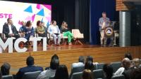 Na foto, o reitor, em pé, fala para a plateia na abertura do evento. Junto com ele no palco estão outras autoridades participantes.