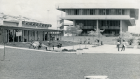 Foto antiga, em preto e branco, do campus de Goiabeiras, onde aparecem os prédios do restaurante universitário e da biblioteca central.