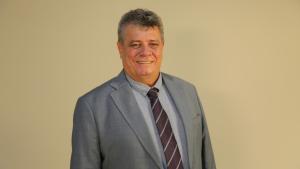 Foto do reitor eleito da Ufes, Eustáquio de Castro, sorrindo.