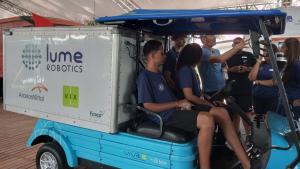 Estudantes dentro do carro autônomo