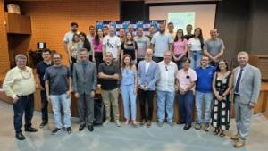 Foto exibe diversas pessoas em pé no Auditório Central do campus de São Mateus