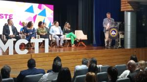 Na foto, o reitor, em pé, fala para a plateia na abertura do evento. Junto com ele no palco estão outras autoridades participantes.