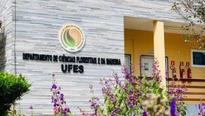 Fachada do Departamento de Ciências Florestais e da Madeira, no campus de Alegre
