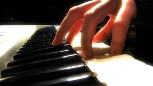 Serão oferecidas aulas de piano, teclado, saxofone, violão, flauta doce, flauta transversa e canto.