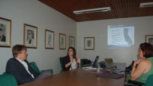Jenna Sices apresentou os programas de intercâmbio internacional da Universidade da Califórnia.