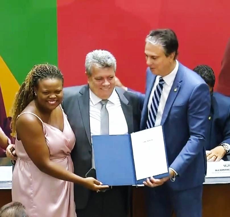 A doutoranda Dandara Cabral, o reitor e o ministro da Educação posam com o termo de posse.