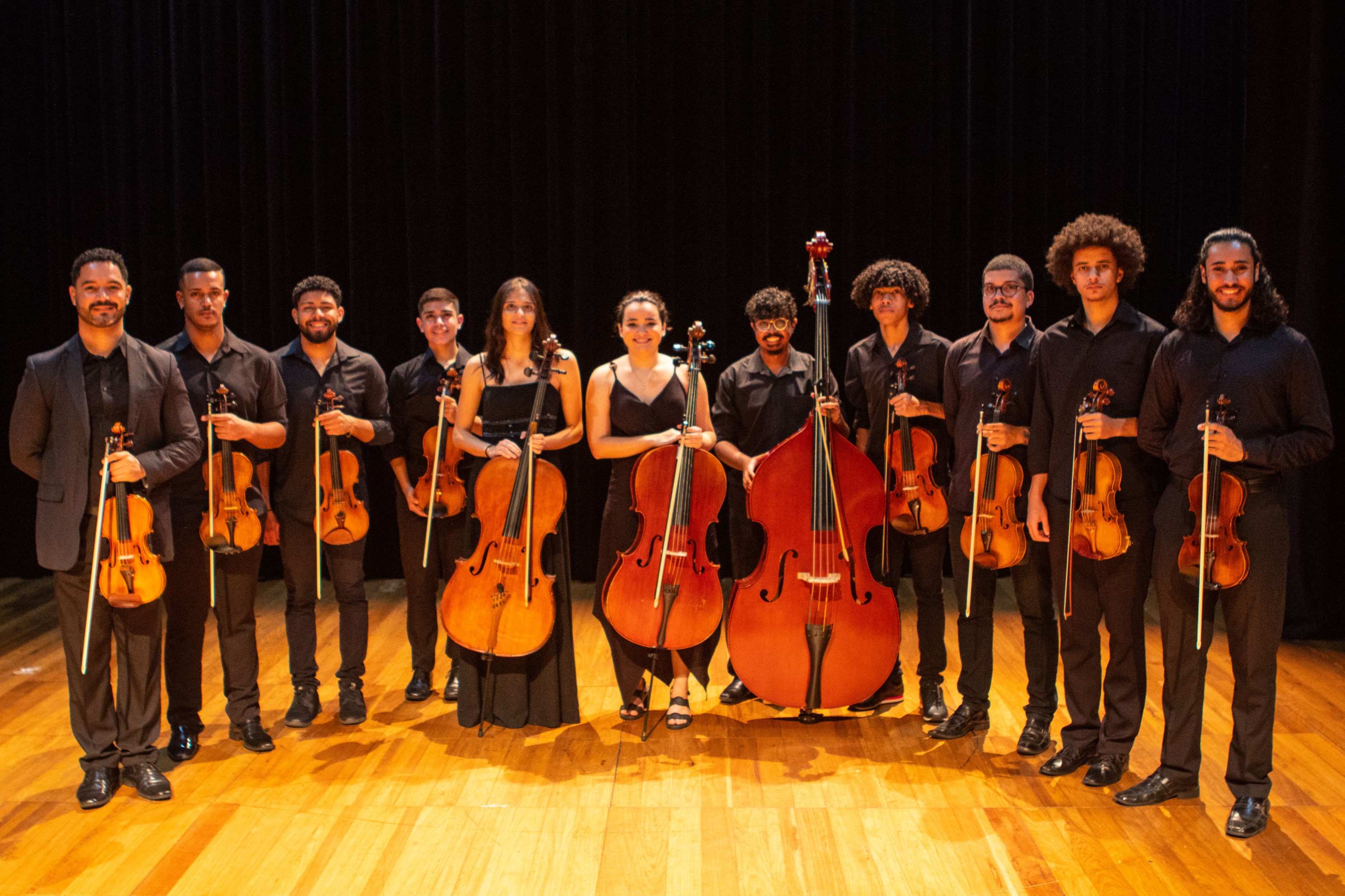 Foto dos músicos da Camerata Jovem Vale Música