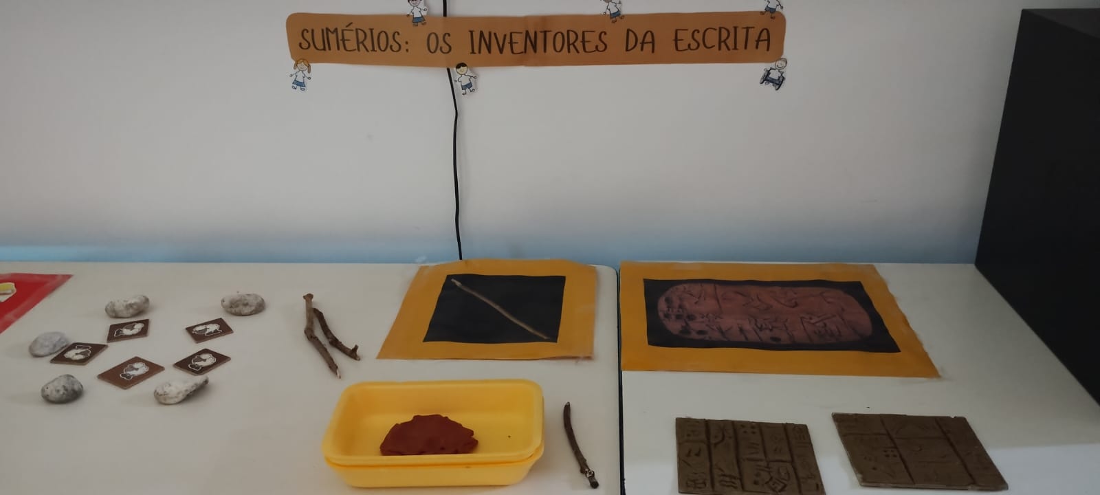 Foto de trabalhos produzidos pelas crianças com o título Sumérios: os inventores da escrita