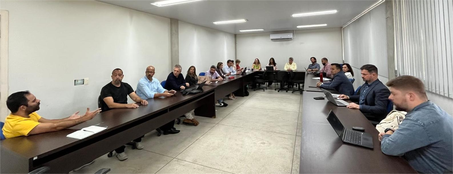 Gestores da Ufes reunidos em torno de uma grande mesa