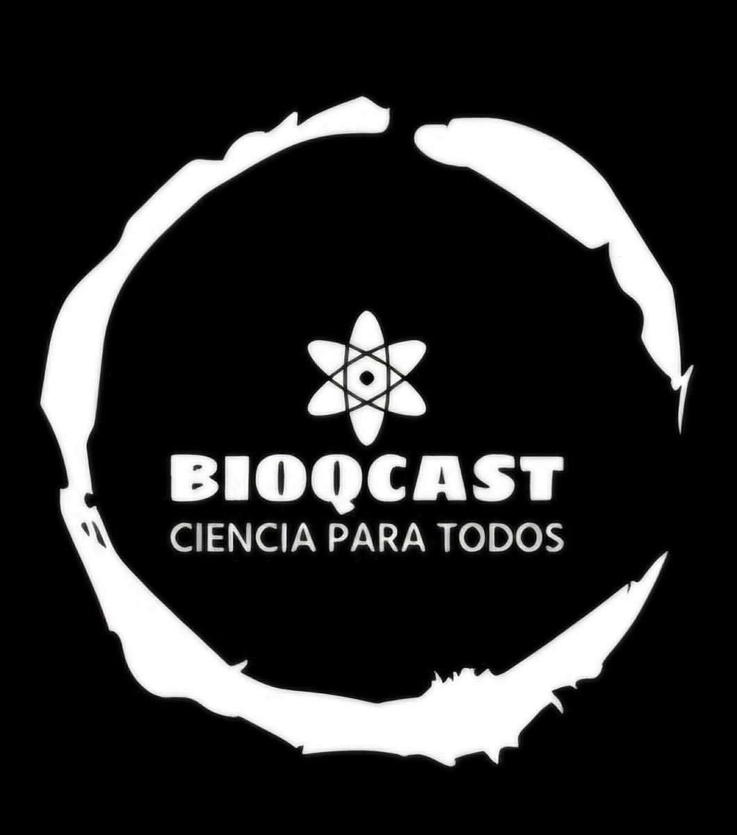 Logomarca do projeto: em um quadrado preto há um círculo branco e, dentro dele, em letras brancas, a inscrição Bioqcast, ciência para todos. Acima da palavra Bioqcast há o símbolo de um átomo. 