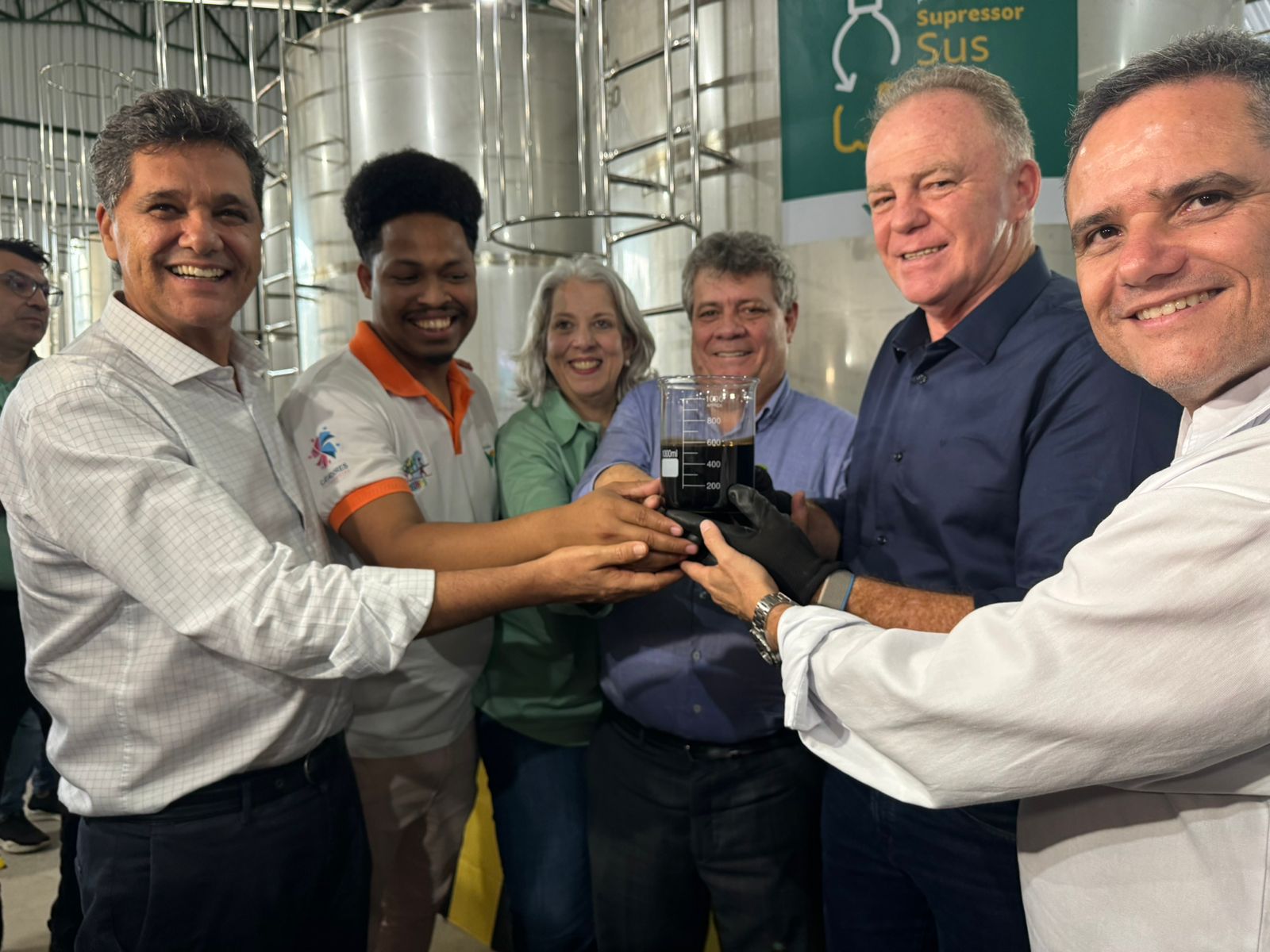 Posando para a foto, o vice-governador, Ricardo Ferraço; o presidente da Reunes, Lucio Heleno dos Santos; a vice-presidente de Sustentabilidade da Vale, Malu Paiva; o reitor Eustaquio de Castro; o governador Renato Casagrande; e o CEO da Biosolvit, Guilhermo Queiroz. Eles seguram uma amostra do supressor