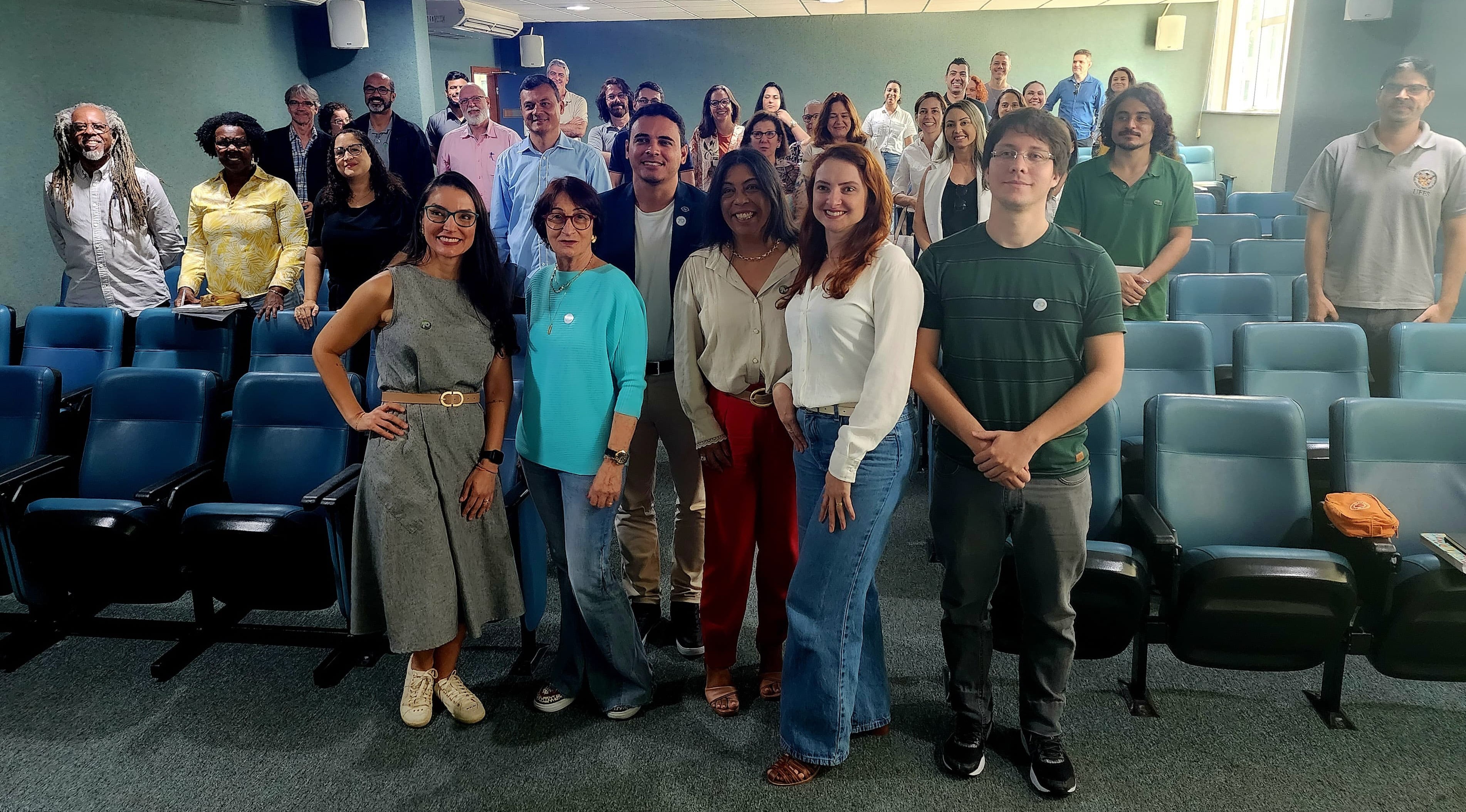 Foto de todo o grupo reunido no auditório do Labpetro