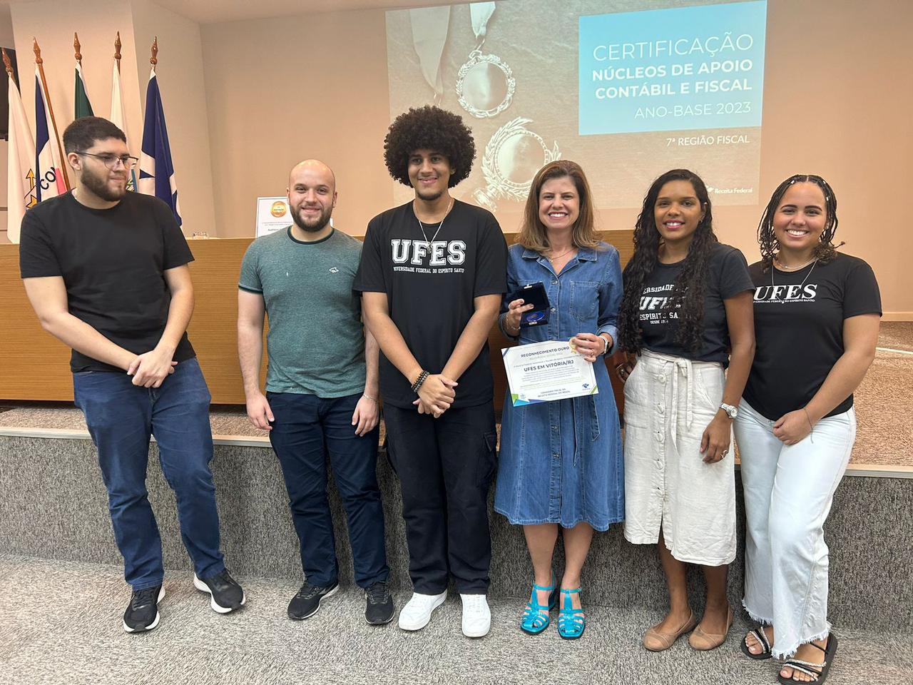 Foto da equipe do NAF/Ufes com o certificado de premiação