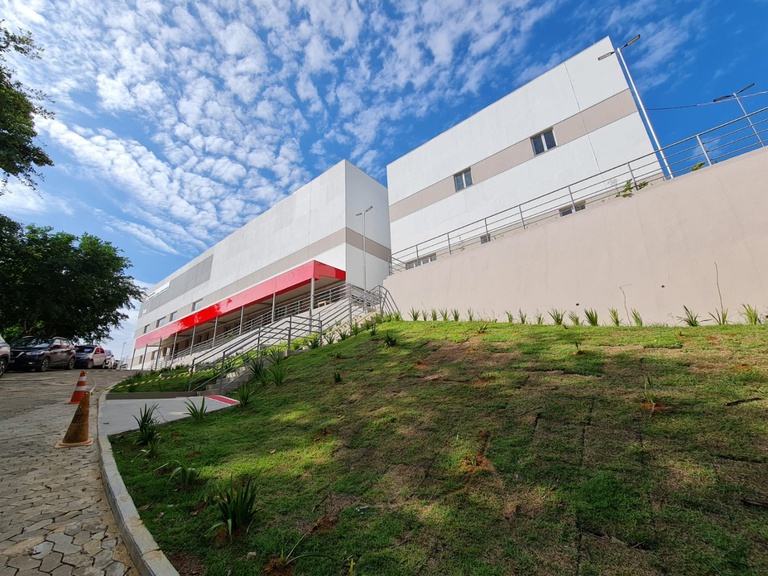 Foto da fachada do prédio do Complexo Ambulatorial Multirreferenciado do Hucam