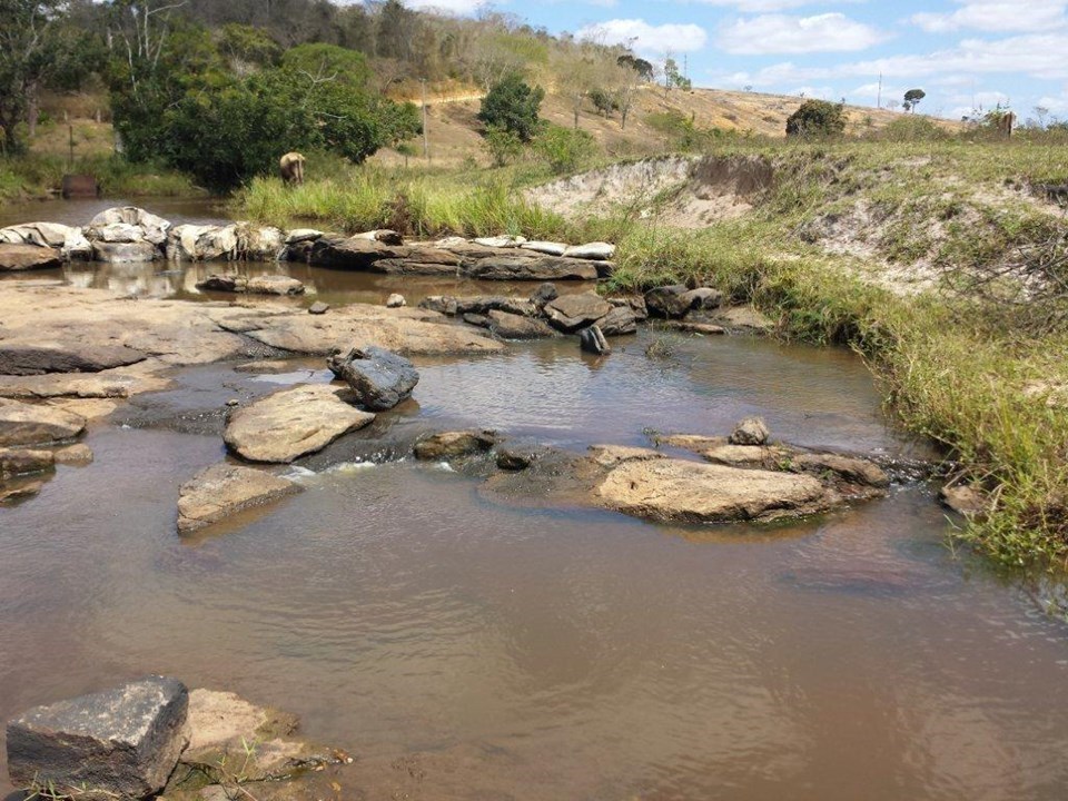 Foto do leito de um rio com baixo nível de água