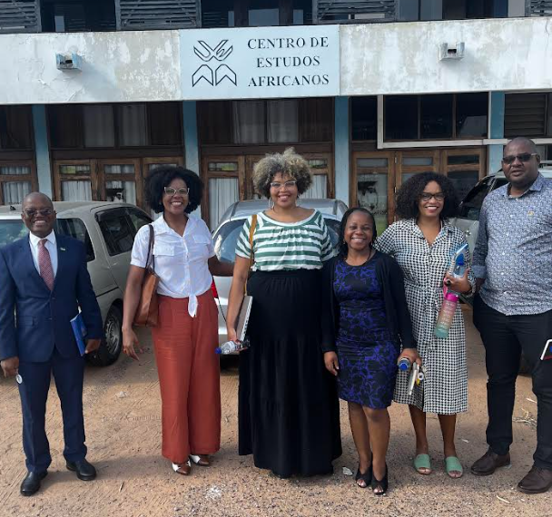 Foto em frente ao Centro de Estudos Africanos. Da esquerda para a direita, os professores Armindo Ngunga (Moçambique); Marileide França e Juliana Teixeira (Ufes); Crisofia Langa (Moçambique); Débora Araujo (Ufes); e David Langa (Moçambique).