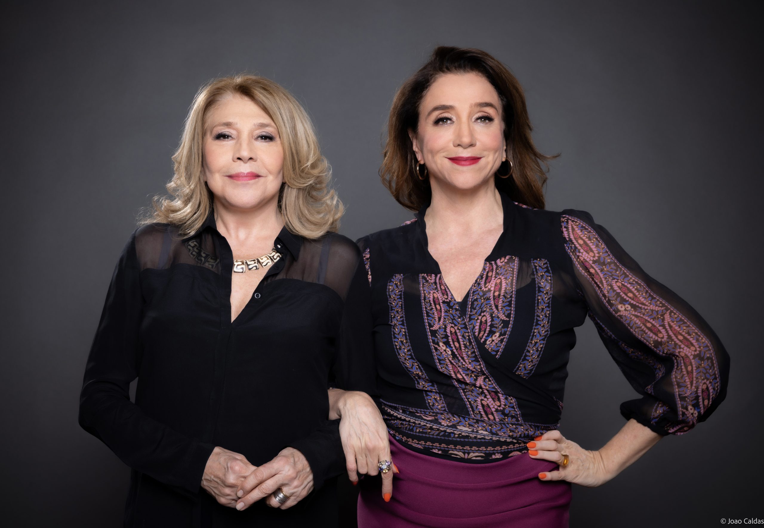 Foto das duas atrizes protagonistas da peça de frente, olhando para a câmera