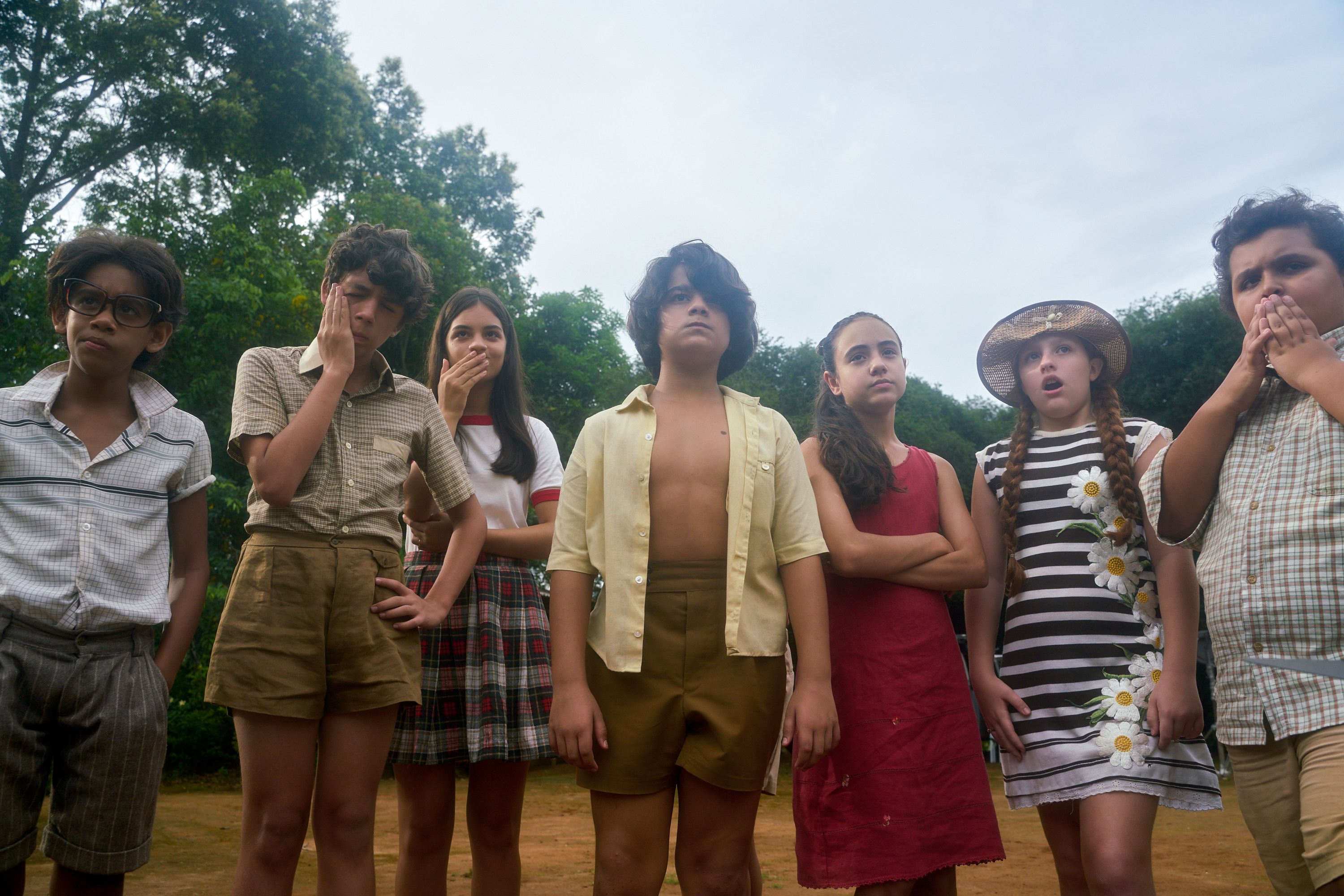 Cena do filme Marraia, onde aparece um grupo de meninos em pé, em um campo de terra batida