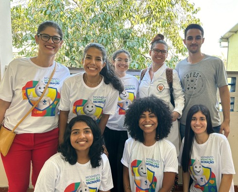 Foto da equipe do projeto, onde os membros, uniformizados, aparecem posando para a foto