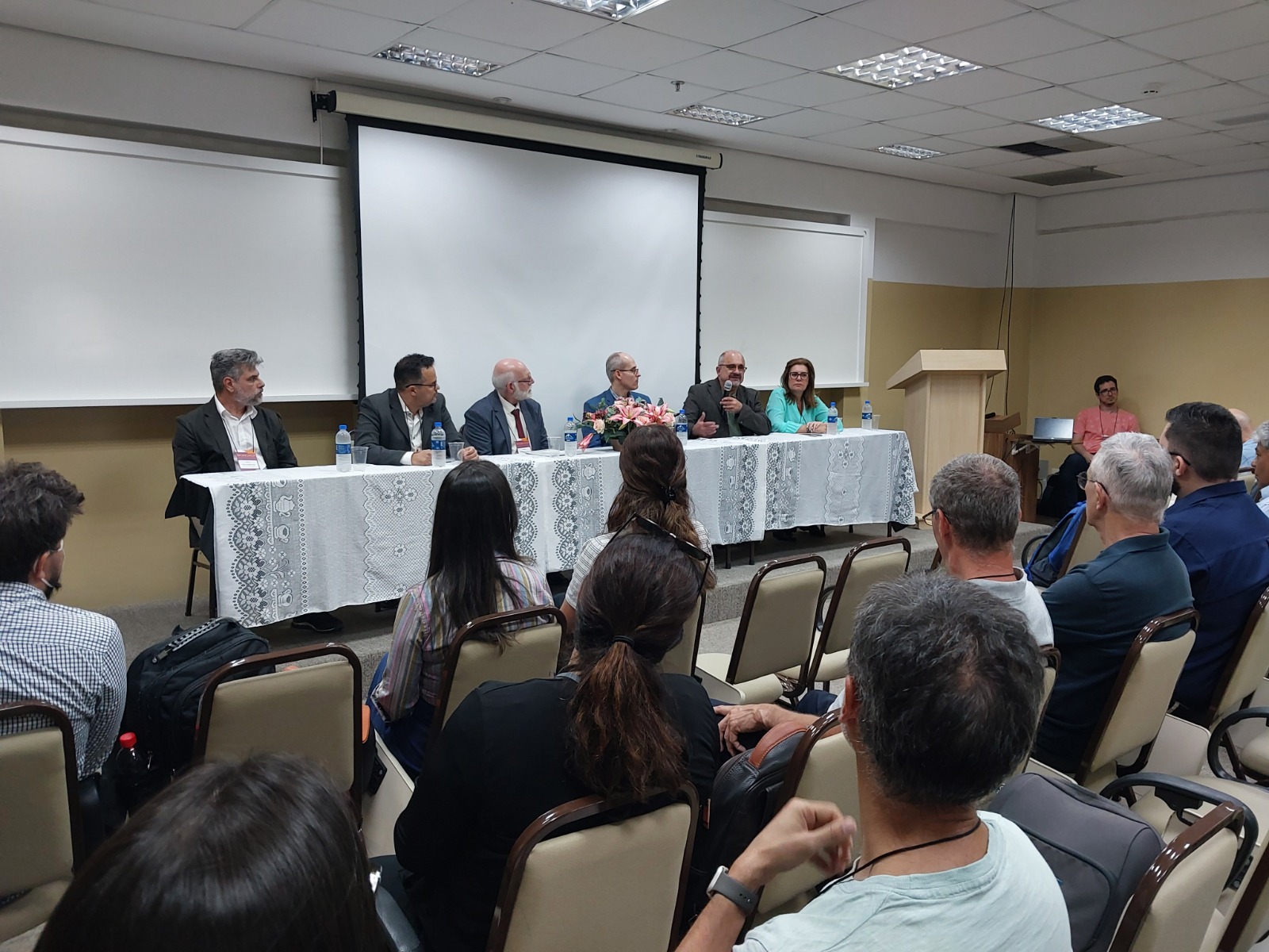 Foto da mesa de abertura do evento