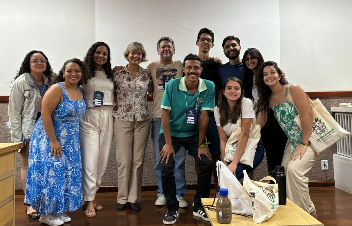 Foto de docentes e estudantes da Ufes que participaram do evento