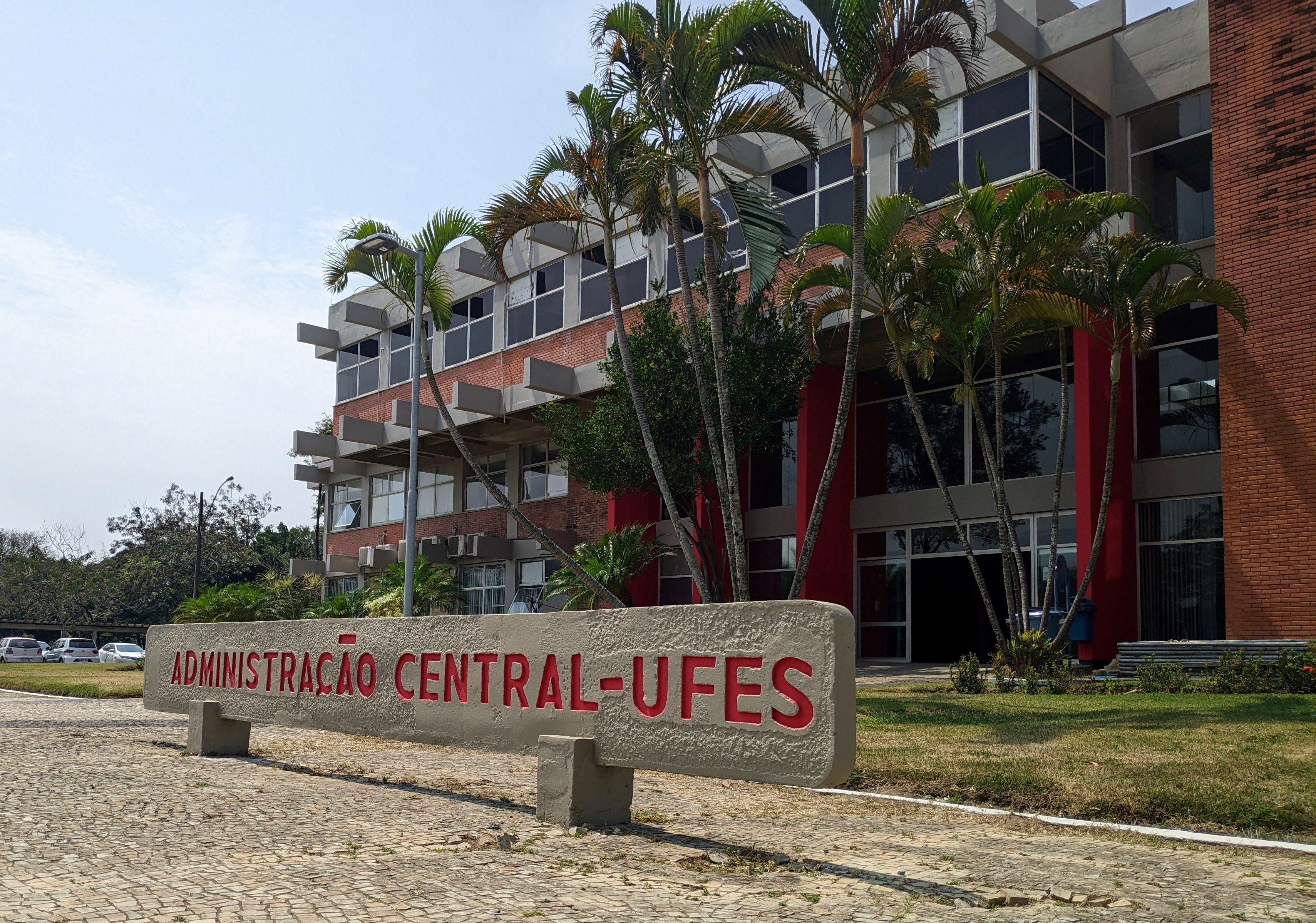 Foto da fachada do prédio da Reitoria da Ufes