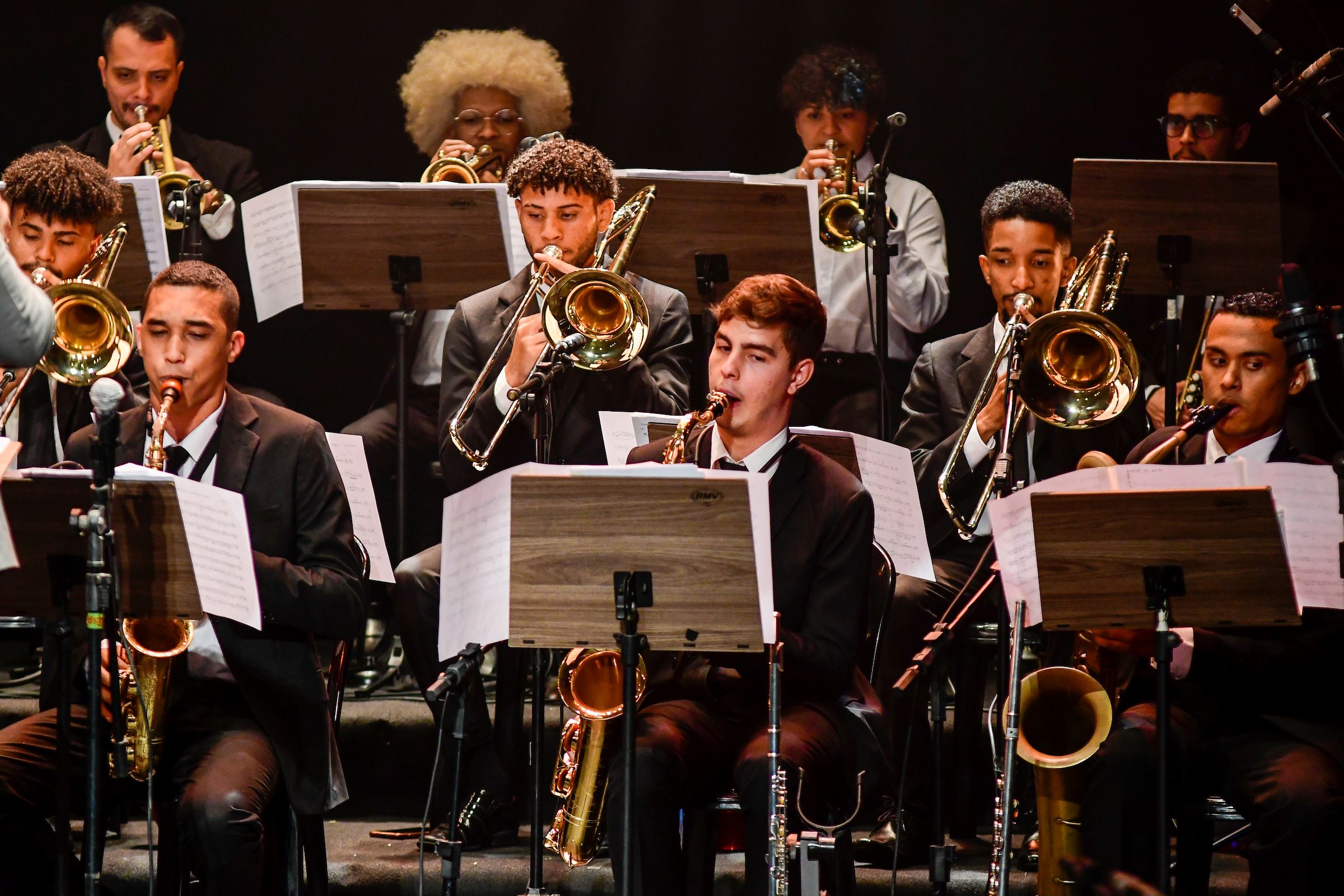 Foto dos músicos da banda tocando.