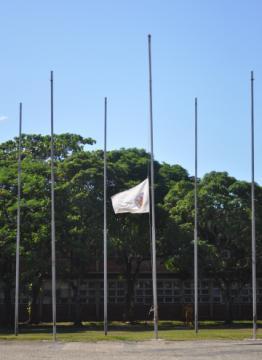 Foto da bandeira da Ufes a meio mastro