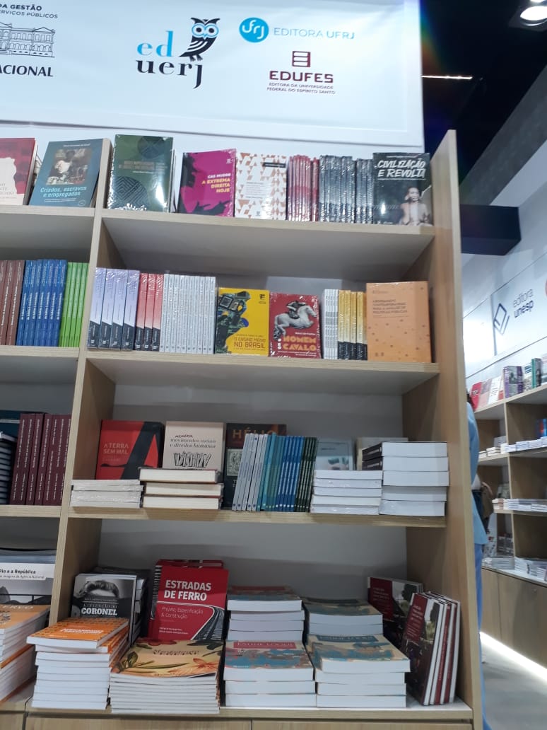 Foto da estande onde estão expostos os livros da Edufes