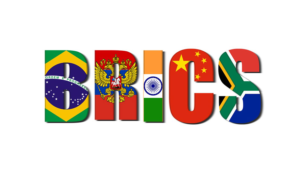 Imagem da sigla Brics, na qual cada letra tem nela desenhada a bandeira do país que representa.