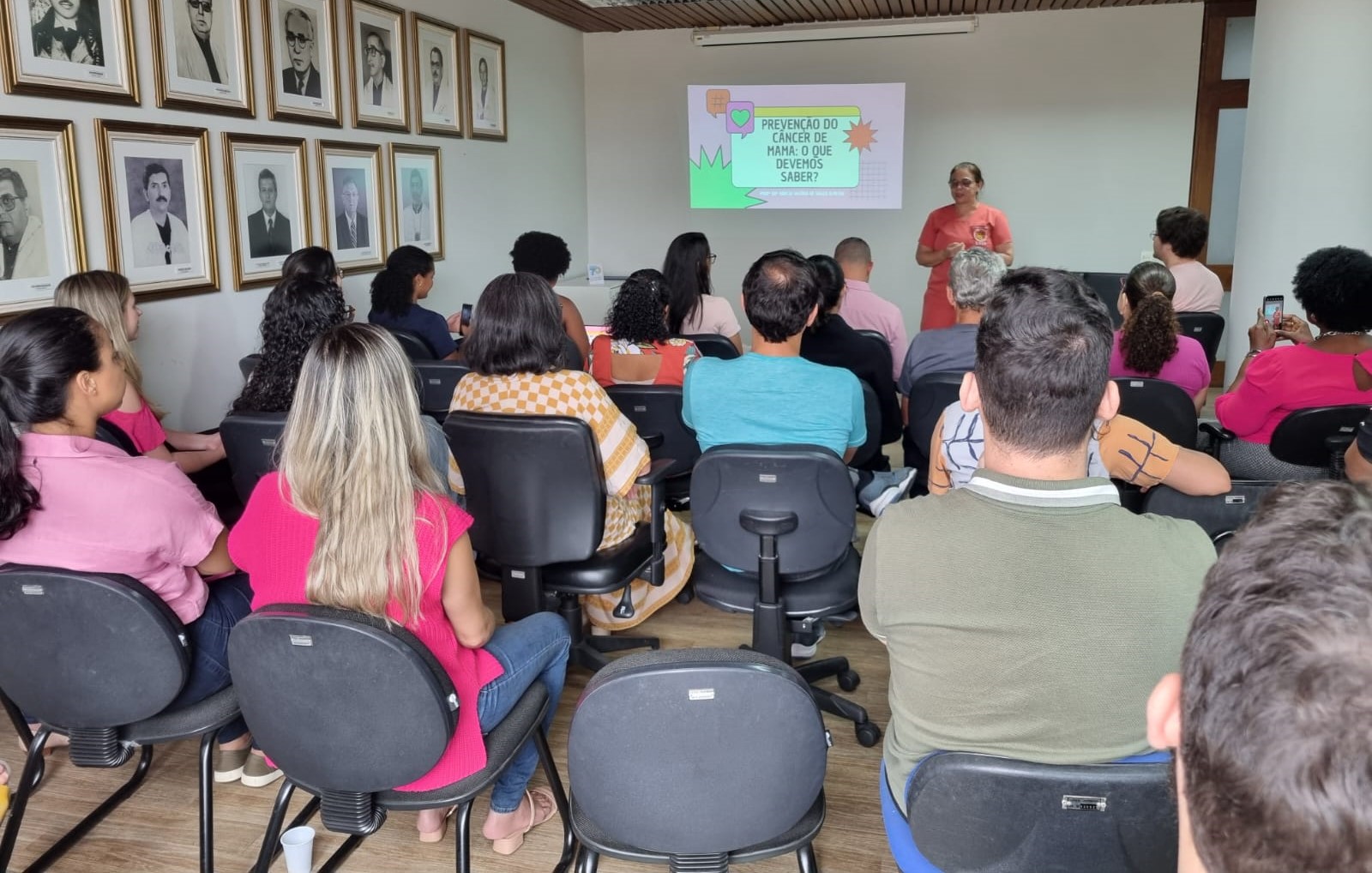 Foto das pessoas assistindo a palestra da enfermeira Márcia Valéria Almeida