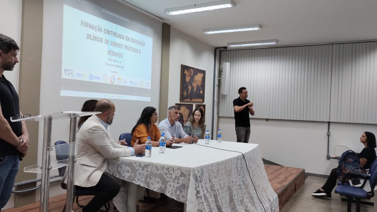 Foto da mesa de abertura do evento