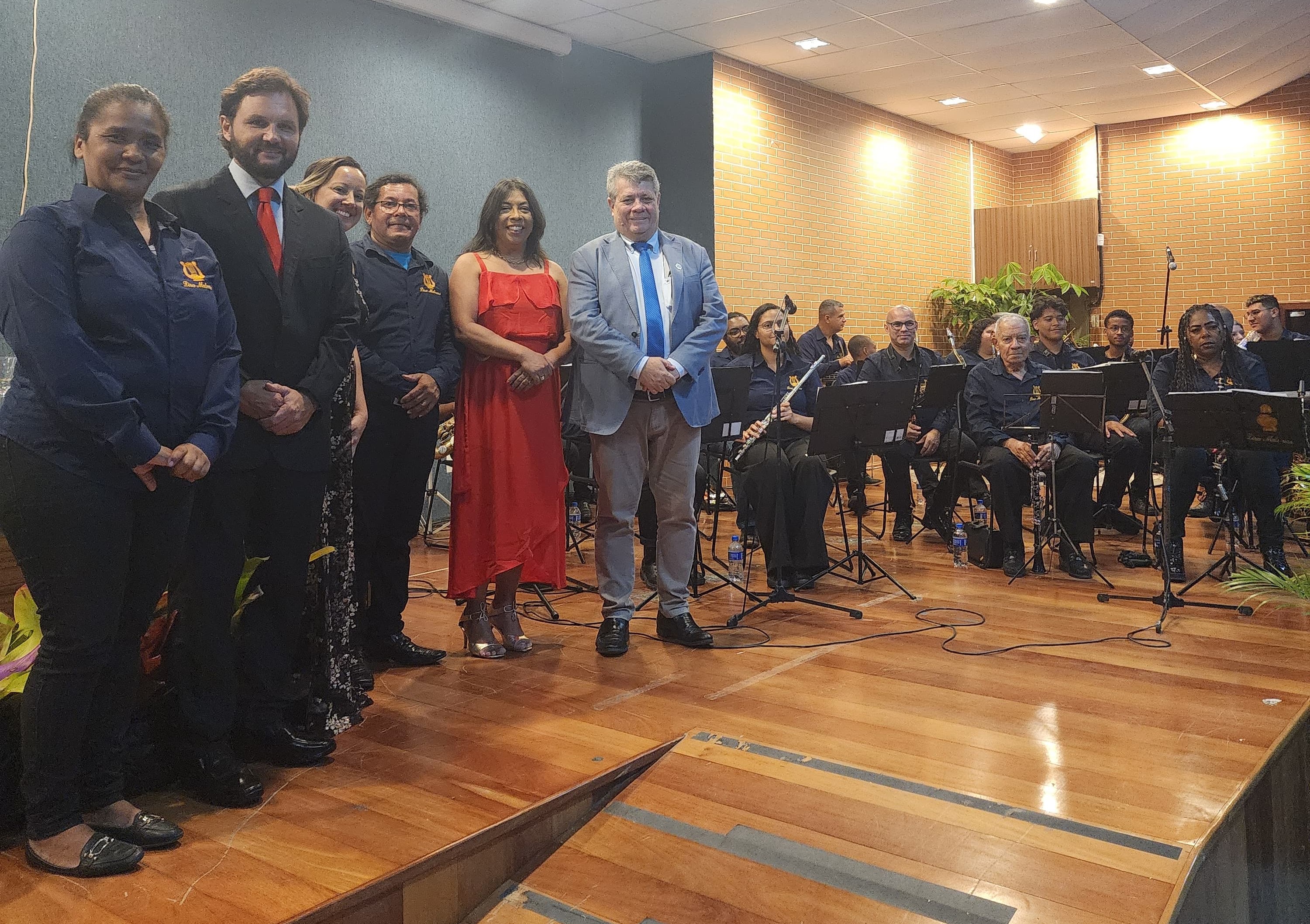 Foto dos diretores do Ceunes, do reitor e da vice-reitora da Ufes no palco do Auditório Central, com representantes da Lira Mateense.