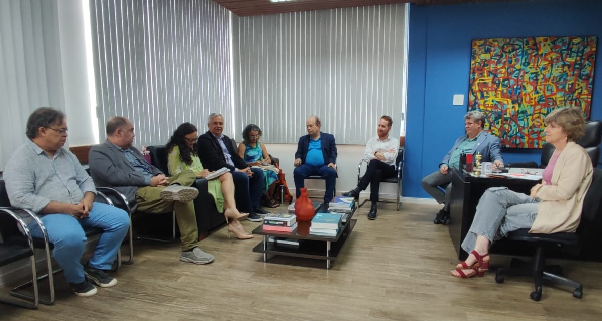 Foto da reunião na sala do reitor