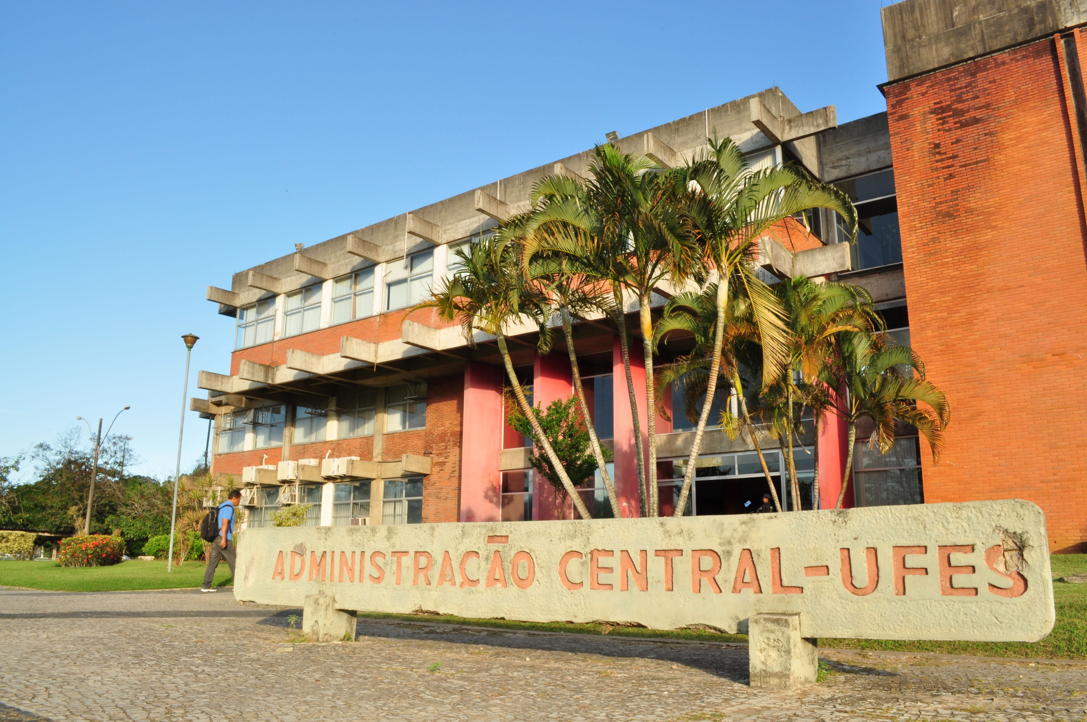 Foto da fachada do prédio da reitoria da Ufes