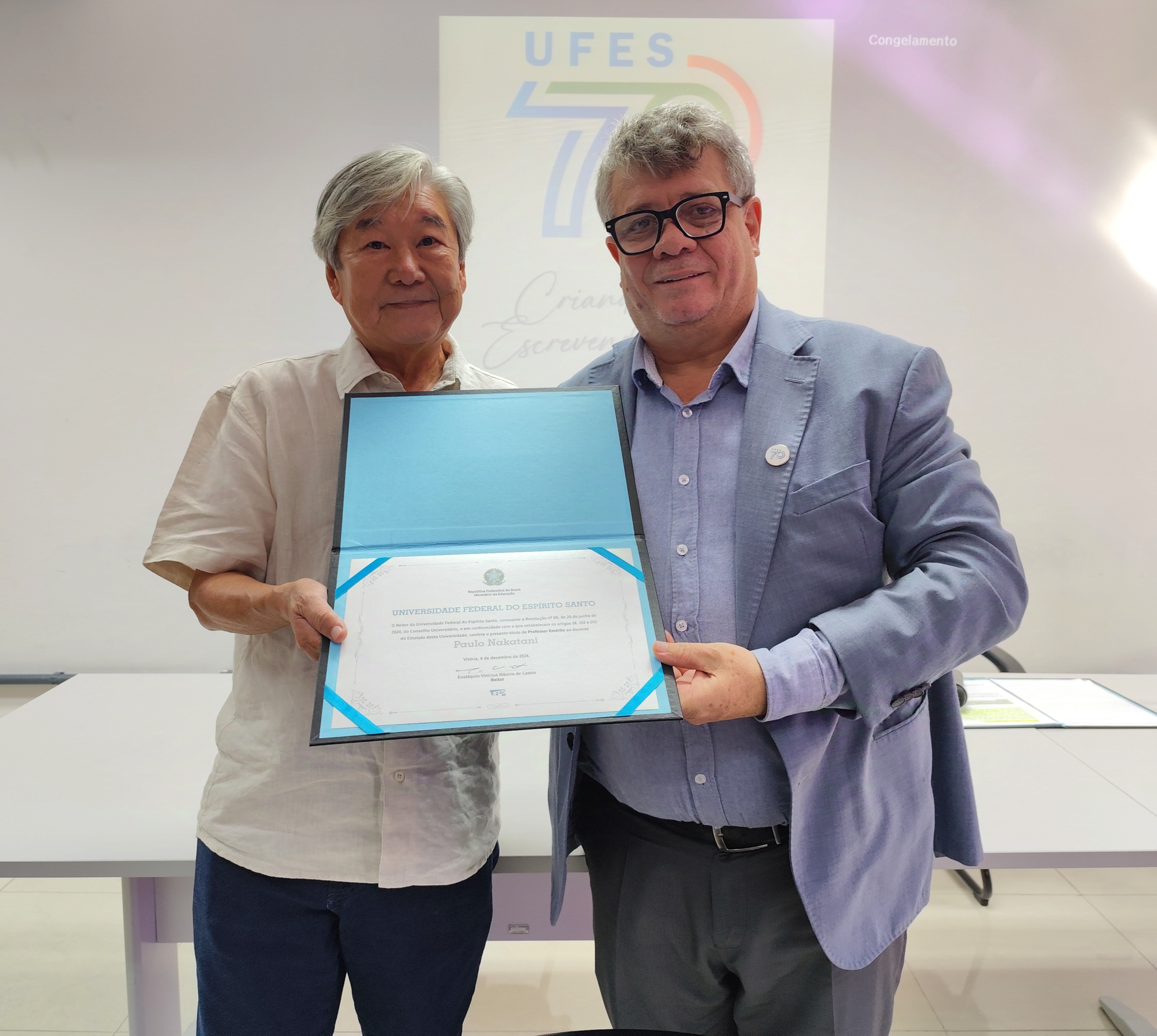 Professor Paulo Nakatani e reitor Eustáquio de Castro exibem diploma de professor emérito