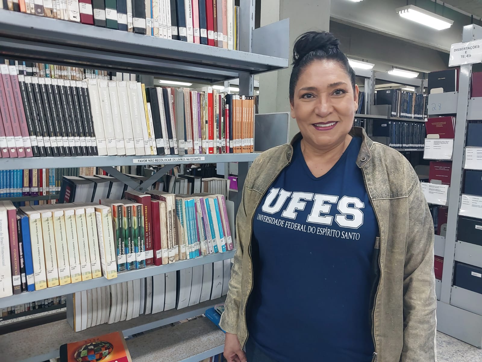 Angela Cueva, refugiada venezuelana, na biblioteca de Ufes