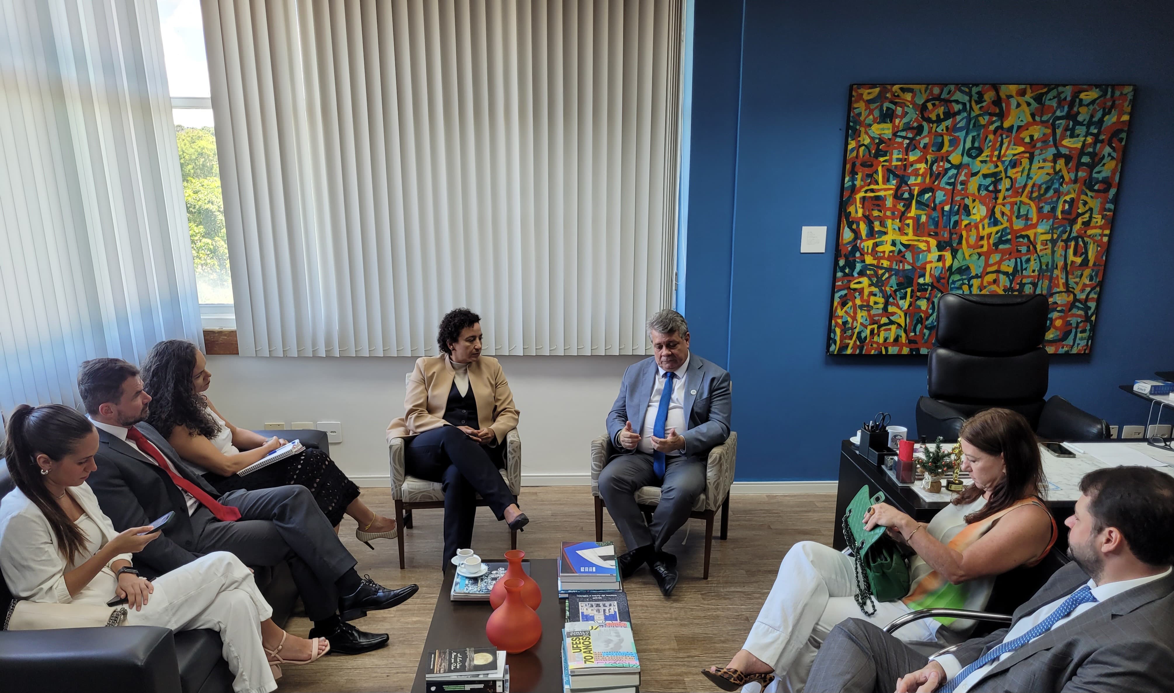 Foto com os participantes da reunião, com a presidente eleita da OAB e o reitor da Ufes no centro