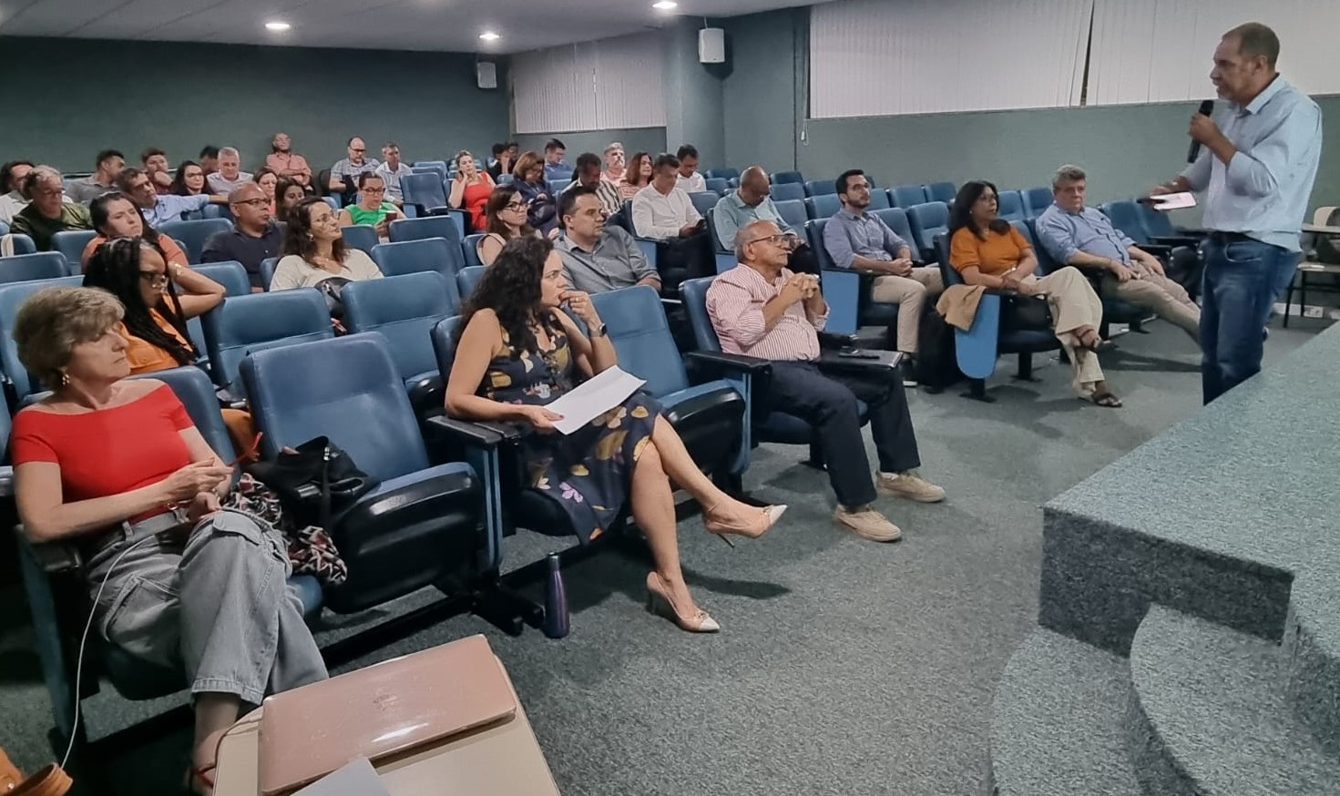 Foto do pró-reitor de Extensão, Ednilson Felipe, no momento de sua apresentação, sendo assistido pelo reitor, pela vice-reitora e pelos demais gestores.